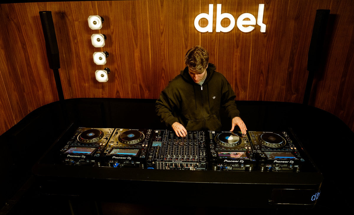 Curso de DJ en dbel: alumno mezclando en la cabina del Studio 01
