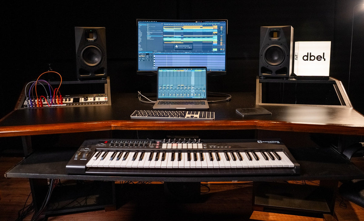 Curso de producción musical en dbel: escritorio del Estudio 2 con Ableton, monitores y controlador