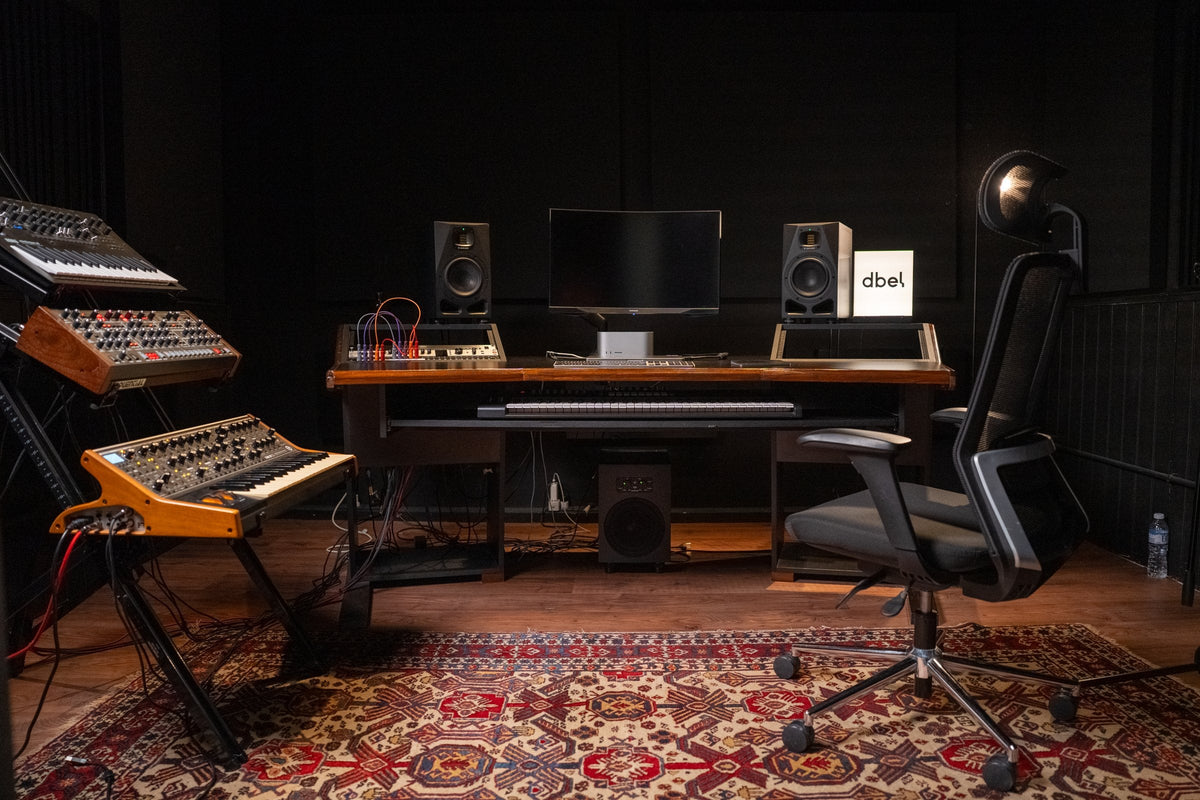 Studio 02 de dbel: estudio de producción con sintetizadores y monitores