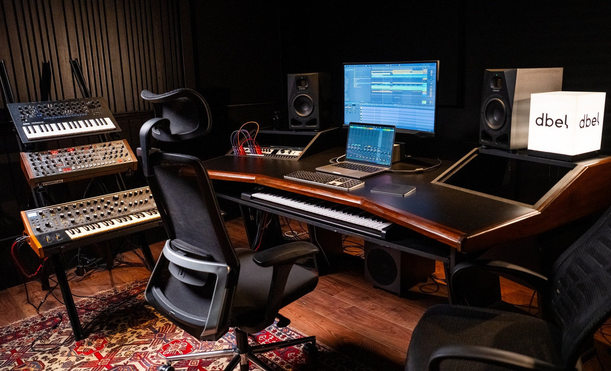 Estudio 2 de dbel: sintetizadores, escritorio de producción y monitores