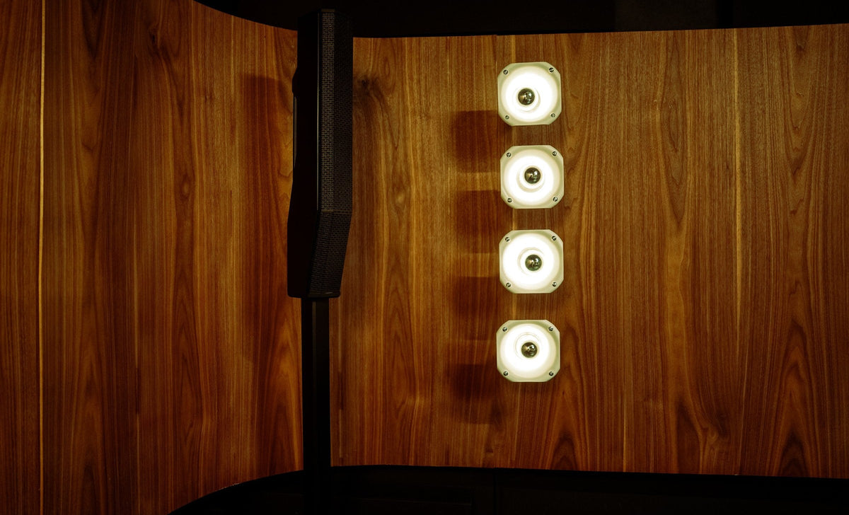 Luces de la cabina del Studio 01 de dbel sobre la pared de madera