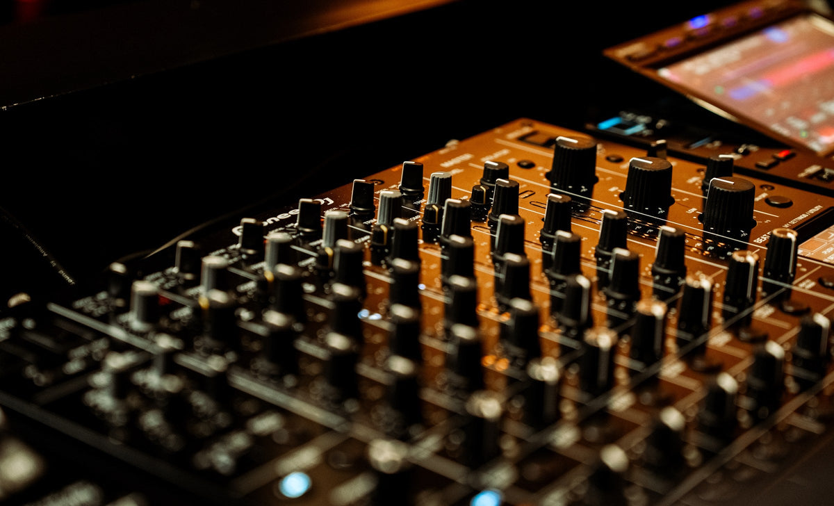 Mixer Pioneer DJM-V10 en la cabina del Studio 01 de dbel