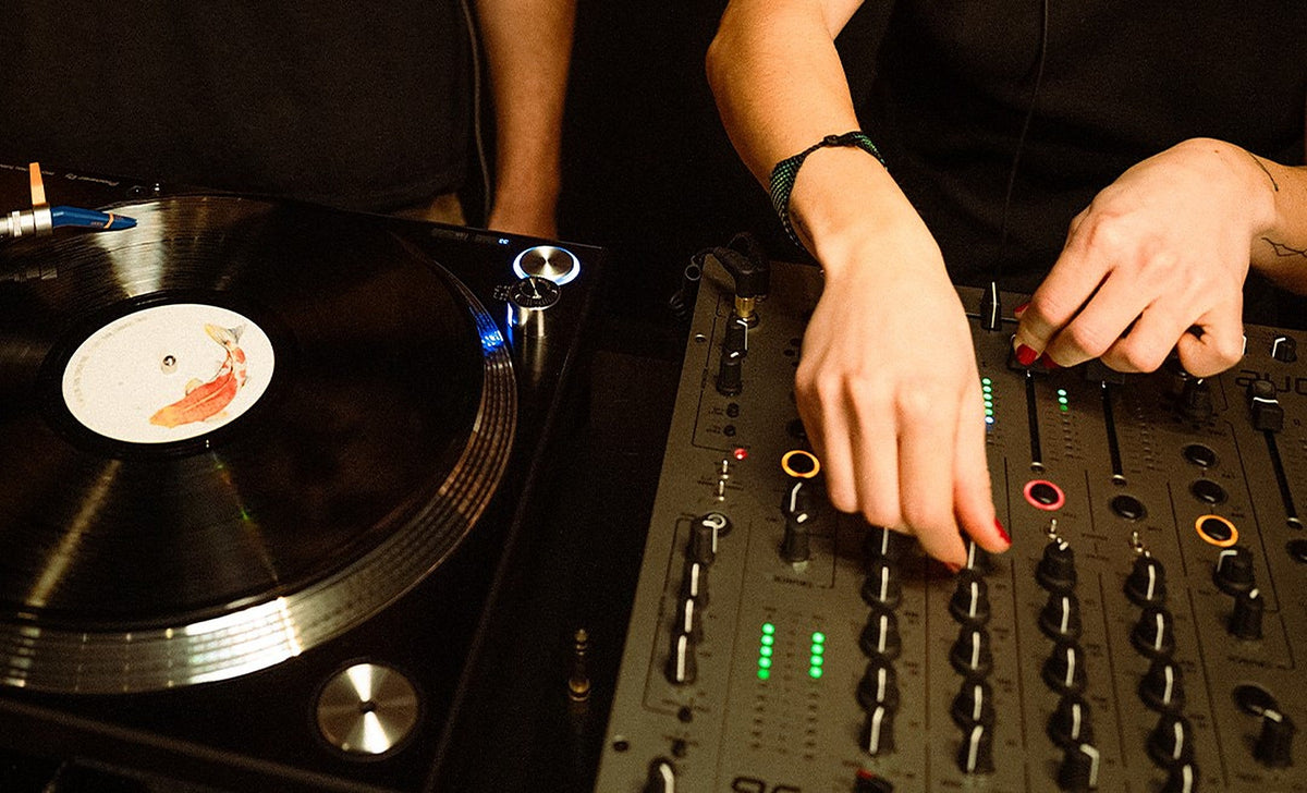 Manos sobre el Xone:96 junto a la bandeja con un disco en el Studio 01 de dbel