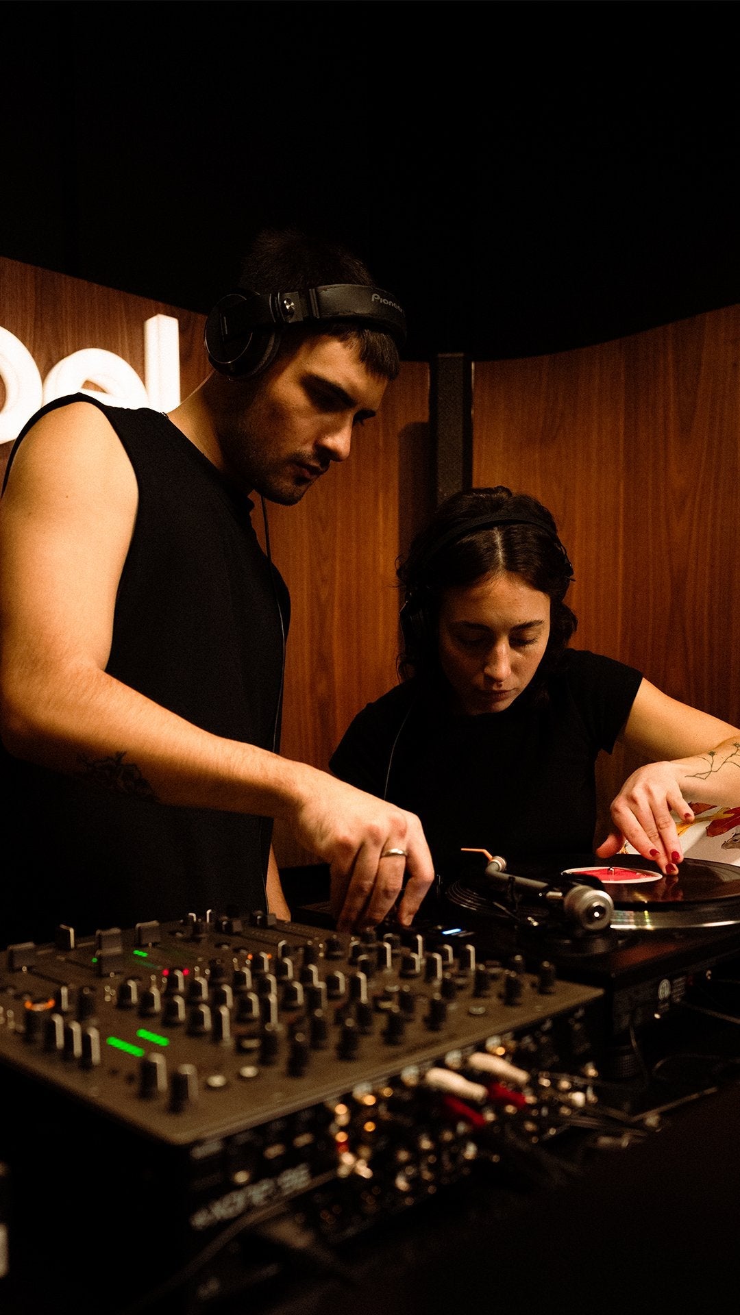 Clase de DJ en vinilo en el Studio 01 de dbel